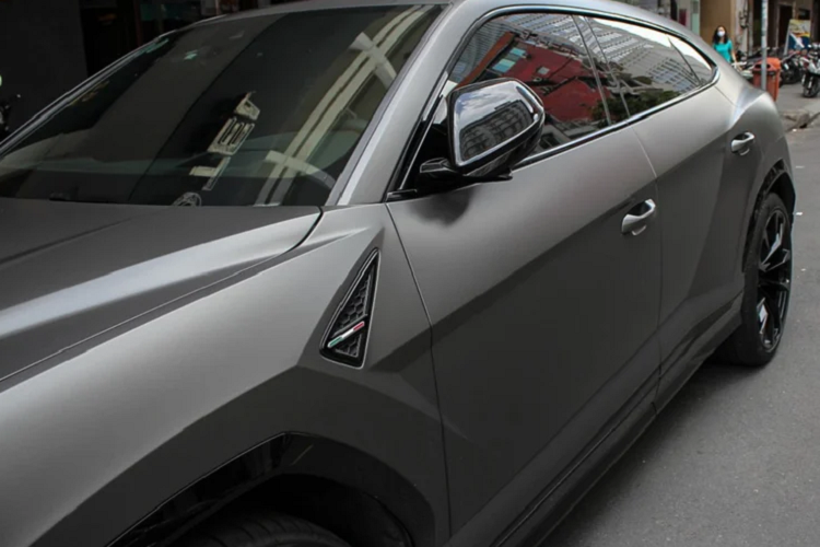 Khoang cabin Lamborghini Urus hệ thống giải trí chia thành hai màn hình, màn hình phía trên hiển thị thông tin giải trí và định vị GPS, điện thoại và thông tin trạng thái xe, còn màn hình bên dưới để điều chỉnh nhiệt độ. Vô lăng có 3 chấu thể thao.