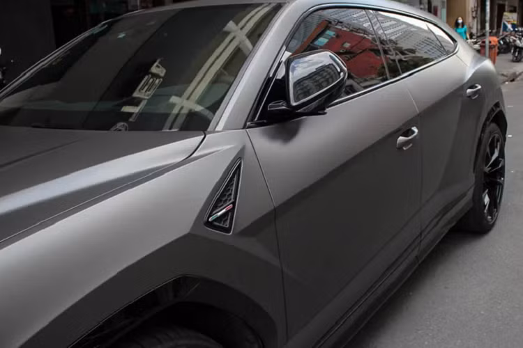 Khoang cabin Lamborghini Urus hệ thống giải trí chia thành hai màn hình, màn hình phía trên hiển thị thông tin giải trí và định vị GPS, điện thoại và thông tin trạng thái xe, còn màn hình bên dưới để điều chỉnh nhiệt độ. Vô lăng có 3 chấu thể thao.