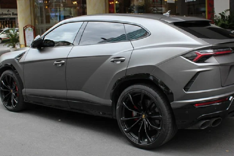 Lamborghini Urus được trang bị hệ thống đánh lái bánh phía sau và góc nghiêng khoảng chừng 3 độ để giúp cho tối ưu được bán kính quay đầu cũng như khi vào cua nhanh sẽ ngọt hơn và tránh bị văng xe. Lực mô moen xoắn là 40-60 cho cả bánh trước và sau.