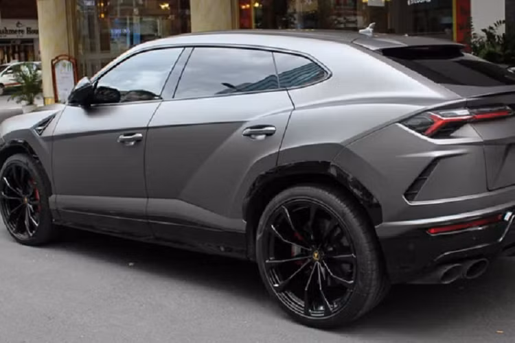 Lamborghini Urus được trang bị hệ thống đánh lái bánh phía sau và góc nghiêng khoảng chừng 3 độ để giúp cho tối ưu được bán kính quay đầu cũng như khi vào cua nhanh sẽ ngọt hơn và tránh bị văng xe. Lực mô moen xoắn là 40-60 cho cả bánh trước và sau.