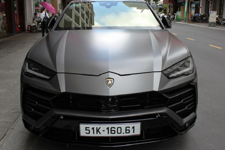 Và trên chiếc Urus này nó thậm chí còn có kích thước lớn hơn cả Audi Q7 , Poscher Cayenne một chút. Chiều dài chiếc xe này có kích thước 5m1. Khu vực thân xe Lamborghini Urus chính hãng được trang bị bộ mâm 22 inch, tức to hơn phiên bản tiêu chuẩn chỉ 21 inch.