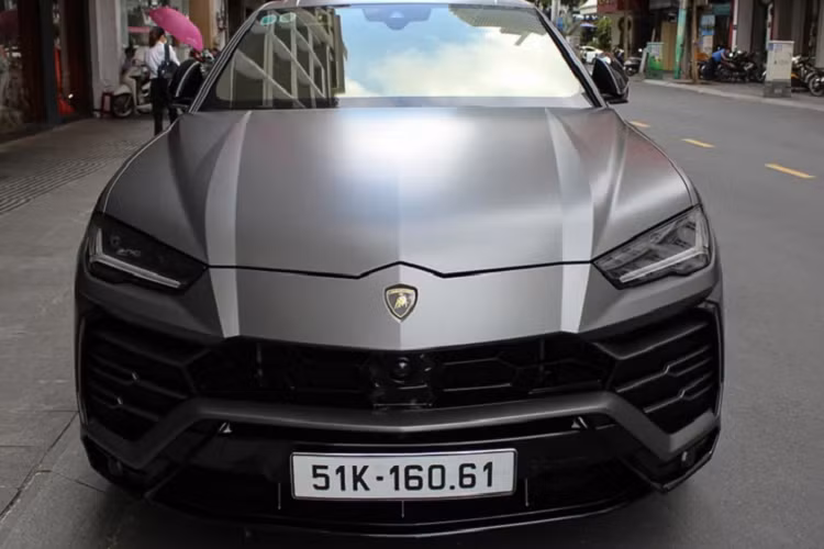 Và trên chiếc Urus này nó thậm chí còn có kích thước lớn hơn cả Audi Q7 , Poscher Cayenne một chút. Chiều dài chiếc xe này có kích thước 5m1. Khu vực thân xe Lamborghini Urus chính hãng được trang bị bộ mâm 22 inch, tức to hơn phiên bản tiêu chuẩn chỉ 21 inch.