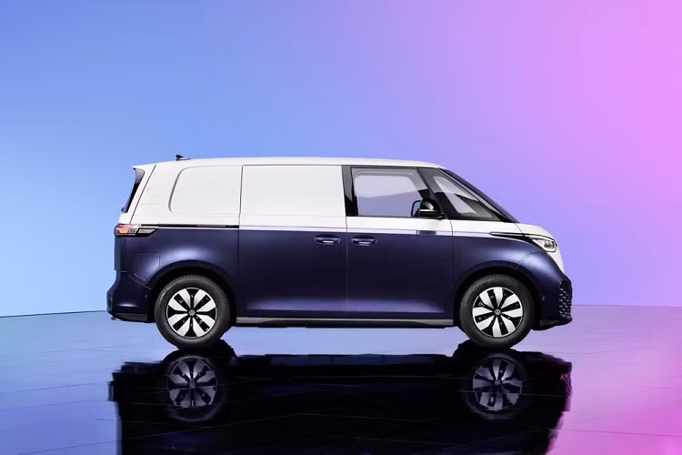 Trong thời gian tới, hãng Volkswagen dự kiến sẽ bổ sung phiên bản 6 chỗ cho ID. Buzz. Đến năm sau, mẫu xe này sẽ có thêm phiên bản trục cơ sở dài với nội thất 7 chỗ, cấu hình ghế 2/3/2.