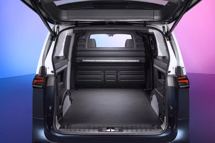 Về tiện nghi, Volkswagen ID. Buzz và ID. Buzz Cargo 2022 có đầy đủ trang bị như bảng đồng hồ kỹ thuật số với màn hình 10 inch, màn hình thông tin giải trí dạng cảm ứng 10 inch hoặc 12 inch, sạc điện thoại thông minh không dây, cổng USB-C hay ghế chỉnh điện/nhớ vị trí/massage.