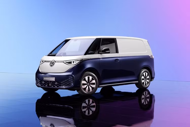 Dù có kích thước giống nhau nhưng Volkswagen ID. Buzz 2022 được trang bị không gian nội thất 5 chỗ ngồi với khoang hành lý có thể tích 1.121 lít. Con số này sẽ tăng lên 2.205 lít nếu hàng ghế thứ hai của xe gập xuống. Trong khi đó, Volkswagen ID. Buzz Cargo 2022 chỉ có 1 hàng ghế với 2 chỗ ngồi hoặc 3 chỗ ngồi và thể tích khoang hành lý đạt mức 3.900 lít.