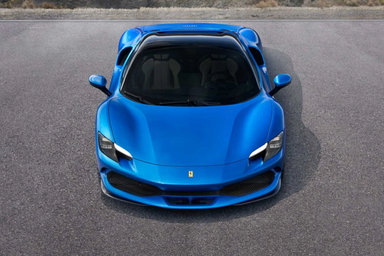 Chỉ bằng thao tác nhấn công tắc trên bảng điều khiển, mui siêu xe Ferrari 296 GTS Hybrid sẽ chia thành 2 phần và ẩn đi bên dưới nắp khoang động cơ. Cửa kính phía sau 2 ghế ngồi có khả năng điều chỉnh độ cao để giảm thiểu hiện tượng gió lùa ở tốc độ cao gây khó chịu.