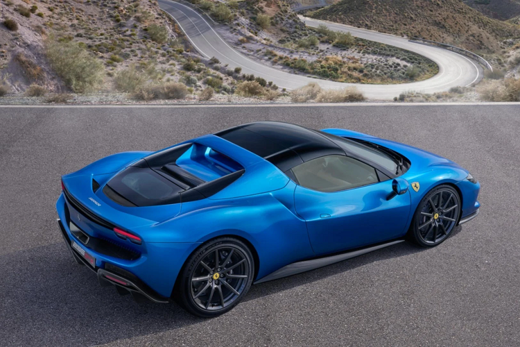 Giá xe Ferrari 296 GTS Hybrid chưa được công bố nhưng có lẽ sẽ rơi vào khoảng 350.000-360.000 USD so với mức tham khảo 323.000 USD của bản GTB hiện tại.