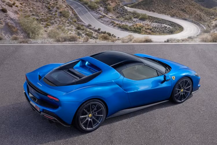 Giá xe Ferrari 296 GTS Hybrid chưa được công bố nhưng có lẽ sẽ rơi vào khoảng 350.000-360.000 USD so với mức tham khảo 323.000 USD của bản GTB hiện tại.