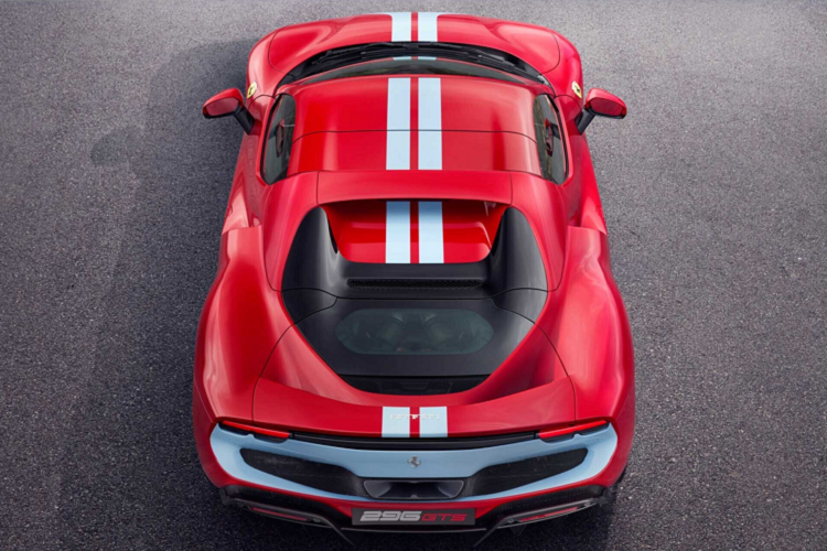 Gói Assetto Fiorano cũng bổ sung thêm trang trí đường sọc từ trước đến sau xe, cung như lốp đua Michelin Pilot Sport Cup2R.