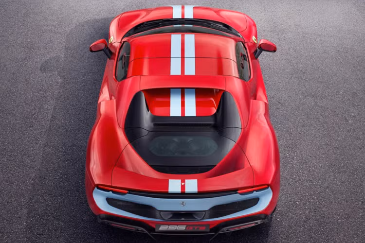 Gói Assetto Fiorano cũng bổ sung thêm trang trí đường sọc từ trước đến sau xe, cung như lốp đua Michelin Pilot Sport Cup2R.