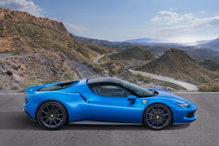 Theo Ferrari công bố, tầm hoạt động khi chạy thuần điện vẫn là 25 km, khả năng tăng tốc 0-100 km/h vẫn là 2,9 giây. Tuy nhiên thời gian tăng tốc 0-200 km/h chậm hơn 0,3 giây (7,6 so với 7,3 giây trước đây).