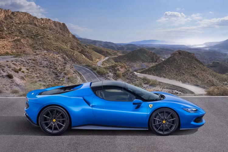 Theo Ferrari công bố, tầm hoạt động khi chạy thuần điện vẫn là 25 km, khả năng tăng tốc 0-100 km/h vẫn là 2,9 giây. Tuy nhiên thời gian tăng tốc 0-200 km/h chậm hơn 0,3 giây (7,6 so với 7,3 giây trước đây).