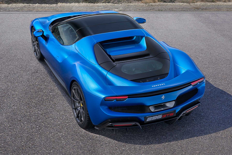 Hệ thống đóng mở mui khiến xe tăng 70 kg trọng lượng (tổng 1.470 kg), nhưng khả năng vận hành không bị ảnh hưởng nhiều.