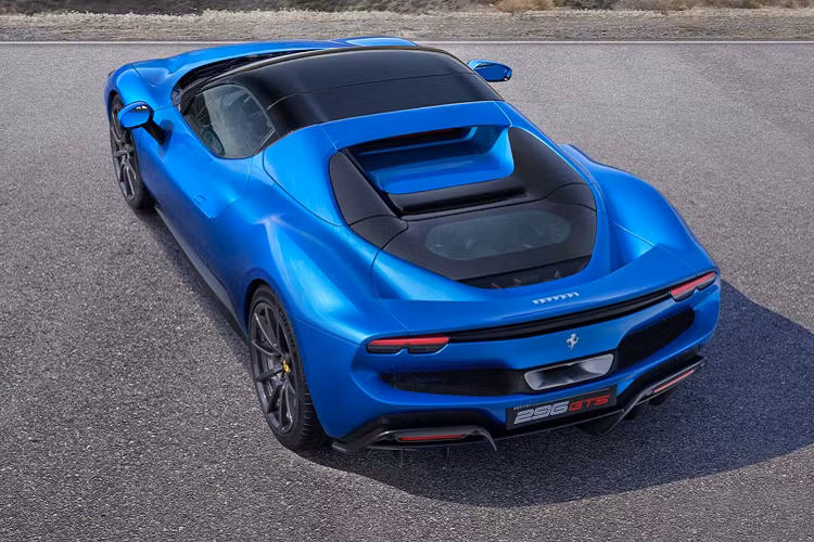 Hệ thống đóng mở mui khiến xe tăng 70 kg trọng lượng (tổng 1.470 kg), nhưng khả năng vận hành không bị ảnh hưởng nhiều.