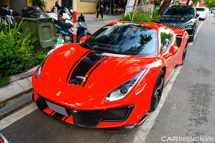 Xe sở hữu lớp sơn đỏ Rosso Corsa truyền thống của thương hiệu siêu xe lâu đời đến từ nước Ý, kết hợp với một đường sọc to bản màu đen kéo dài từ phần đầu đến hết đuôi xe.