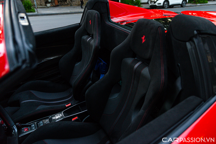 Cản sau được thiết kế lại toàn diện so với chiếc 488 GTB/Spider theo hướng hầm hố hơn, đồng thời mang lại tính khí động học được cải thiện nhiều hơn. Chính giữa là đèn báo giống với những mẫu xe đua F1, tích hợp cùng camera lùi.