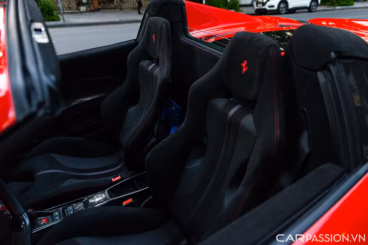 Cản sau được thiết kế lại toàn diện so với chiếc 488 GTB/Spider theo hướng hầm hố hơn, đồng thời mang lại tính khí động học được cải thiện nhiều hơn. Chính giữa là đèn báo giống với những mẫu xe đua F1, tích hợp cùng camera lùi.