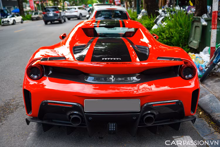 Chiếc xe này sở hữu bộ mâm 5 chấu kép có đường kính 20 inch, hình ngôi sao đẹp mắt và được sơn màu đen mờ. Ẩn phía sau là đĩa phanh carbon ceramic cùng cùm phanh Brembo sơn vàng làm điểm nhấn. Khiên Scuderia đặt tại vè bánh trước đặc trưng của những siêu xe “ngựa chồm”.