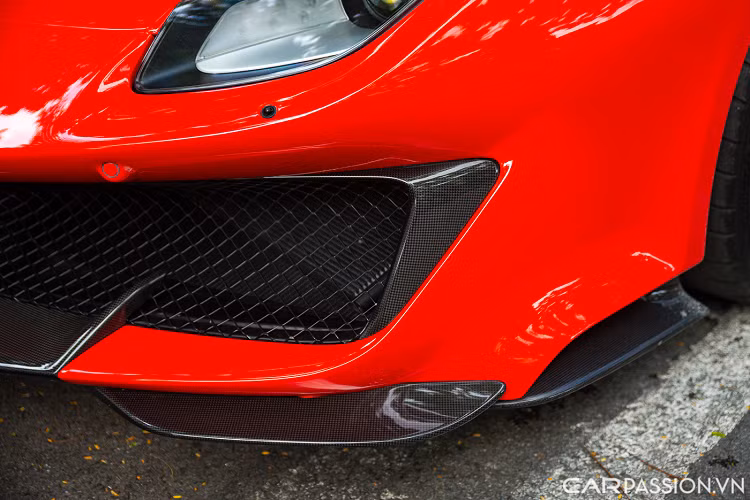 Toàn bộ khoang nội thất sử dụng chất liệu da Alcantara cao cấp, kết hợp với các đường sọc và chỉ khâu màu đỏ làm điểm nhấn, tên xe '488 Pista Spider' đặt trên bảng táp-lô phía bên ghế phụ.