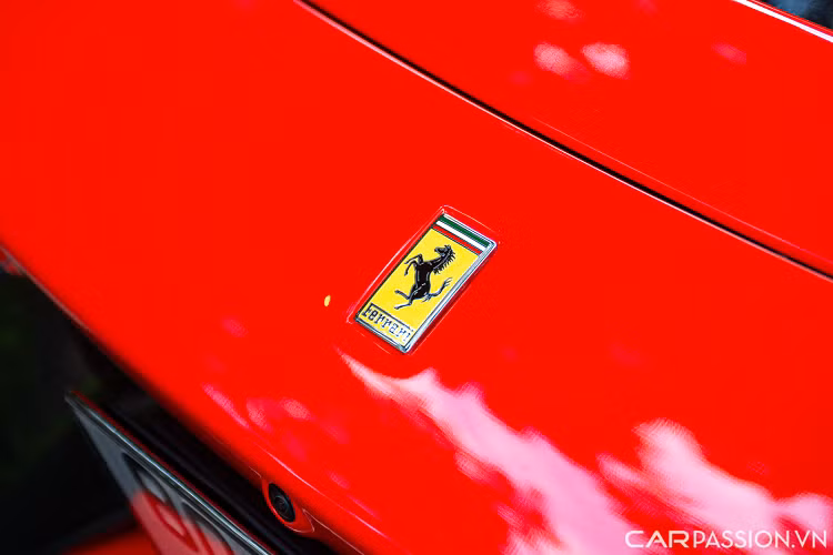 Vô-lăng được lấy cảm hứng từ chi tiết trên những mẫu xe đua Công thức 1, tích hợp lẫy chuyển số, đèn cảnh báo, nút khởi động Start/Stop Engine, hệ thống Manettino trứ danh,...