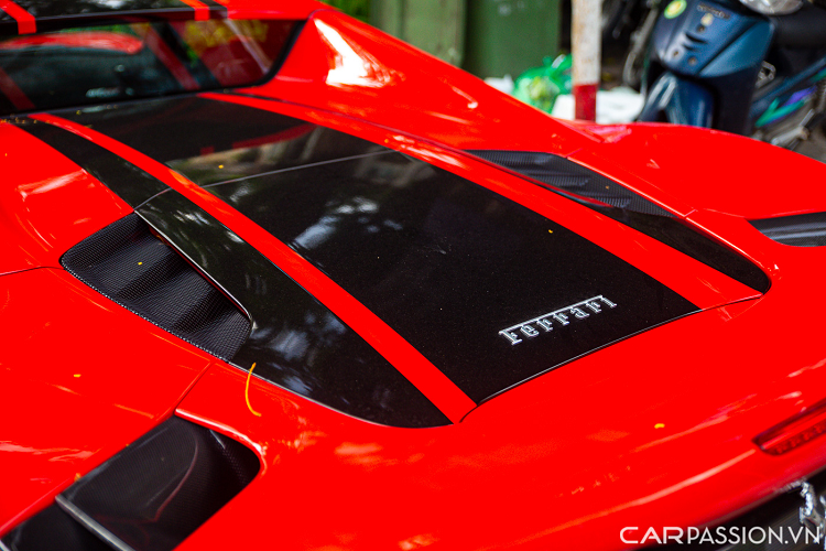 Tiến vào bên trong, khoang nội thất của xe mang đến cảm giác của một chiếc xe đua thực sự. Các chi tiết như bệ bước chân, bậc cửa, táp-pi, vô-lăng, lẫy chuyển số và hốc điều hòa được làm hoàn toàn từ sợi carbon bóng.