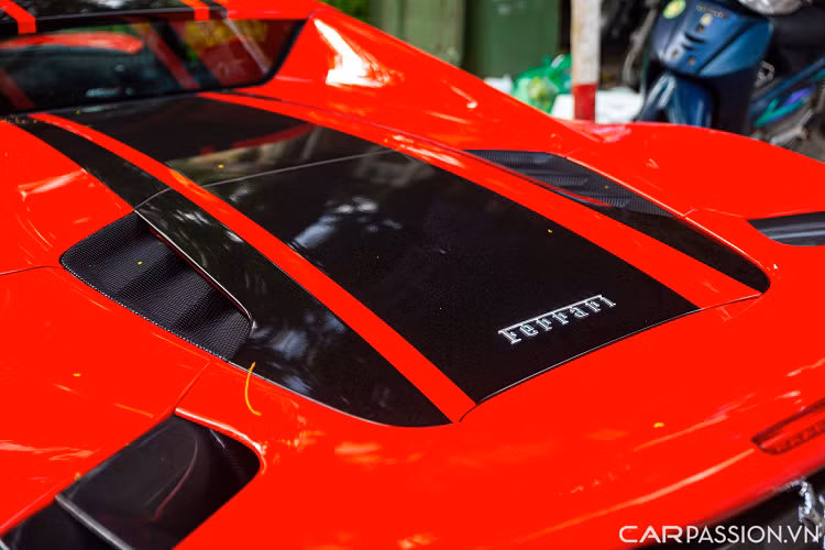 Tiến vào bên trong, khoang nội thất của xe mang đến cảm giác của một chiếc xe đua thực sự. Các chi tiết như bệ bước chân, bậc cửa, táp-pi, vô-lăng, lẫy chuyển số và hốc điều hòa được làm hoàn toàn từ sợi carbon bóng.