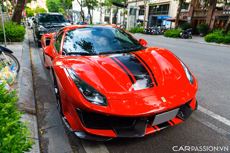 Nhờ hộp số 7 cấp ly hợp kép, “siêu ngựa” có khả năng bứt tốc ấn tượng khi chỉ cần vỏn vẹn 2,85 giây để tăng tốc từ 0-100 km/h và có tốc độ tối đa đạt mức 340 km/h. Hiện giá xe Ferrari 488 Pista Spider đang bán tại nước ngoài trên 710.000 đô la (tương đương 16 tỷ đồng), nhưng về Việt Nam nó có giá không dưới 30 tỷ đồng.