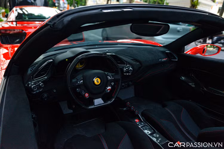 Đuôi xe sở hữu bộ khuếch tán gió được chia sẻ từ chính mẫu xe đua Ferrari 488 GTE. Khe thoát khí phía sau được ốp sợi carbon toàn bộ vào bên trong.