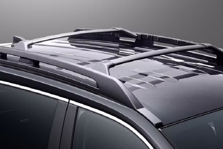 Nhờ gói Adventure Offroad Package II, Toyota RAV4 2023 có một số chi tiết thiết kế ngoại thất mới như lưới tản nhiệt, tấm ốp gầm trước/sau, hốc gió trên cản trước, vành la-zăng và nẹp hốc bánh.