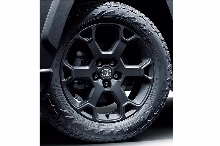 Đặc biệt, những chiếc Toyota RAV4 2023 đi kèm gói phụ kiện này có thể sơn màu đen mang tên Gori Gori Black cho một số chi tiết ngoại thất như toàn bộ cản trước/sau và ốp gương chiếu hậu.