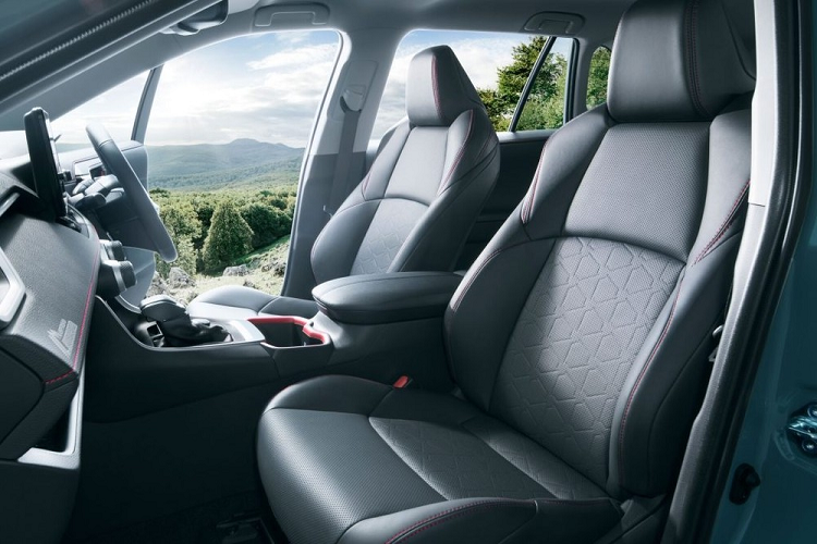 Tiếp đến là phần mềm mới, hệ thống định vị cải tiến, gương chiếu hậu kỹ thuật số và camera hành trình trước/sau đi kèm thẻ nhớ SD. Trong khi đó, gói công nghệ an toàn chủ động Toyota Safety Sense của Toyota RAV4 2023 có thêm tính năng phát hiện xe và người đi bộ lúc quay đầu. Nằm bên dưới nắp ca-pô của Toyota RAV4 2023 ở thị trường Nhật Bản là 3 tùy chọn động cơ. 