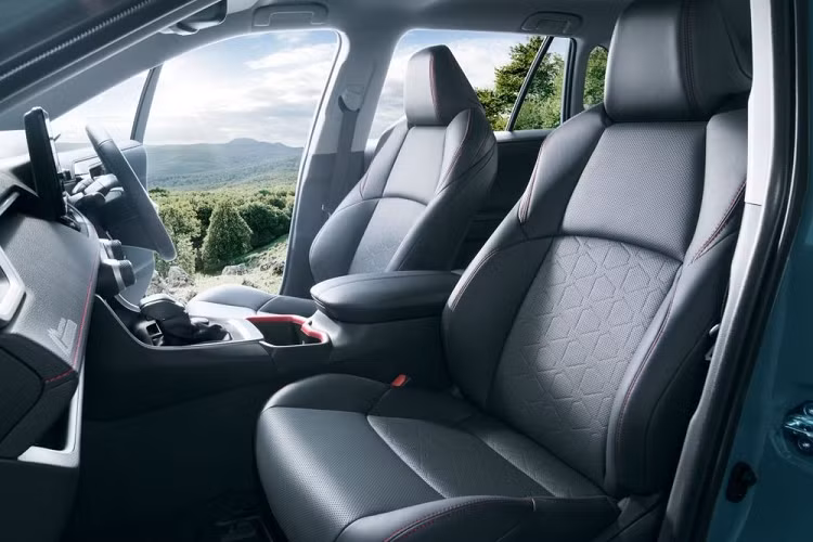 Tiếp đến là phần mềm mới, hệ thống định vị cải tiến, gương chiếu hậu kỹ thuật số và camera hành trình trước/sau đi kèm thẻ nhớ SD. Trong khi đó, gói công nghệ an toàn chủ động Toyota Safety Sense của Toyota RAV4 2023 có thêm tính năng phát hiện xe và người đi bộ lúc quay đầu. Nằm bên dưới nắp ca-pô của Toyota RAV4 2023 ở thị trường Nhật Bản là 3 tùy chọn động cơ. 