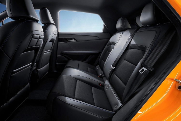 Xe có bảng đồng hồ kỹ thuật số 7 inch sau vô lăng, màn hình cảm ứng trung tâm 10,25 inch, hỗ trợ Apple CarPlay/Android Auto, sạc điện thoại thông minh không dây, núm xoay chuyển số, điều hòa tự động, lọc không khí PM2.5, cửa gió điều hòa dành cho ghế sau, phanh tay điện tử và tự động giữ phanh tạm thời.