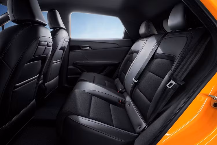 Xe có bảng đồng hồ kỹ thuật số 7 inch sau vô lăng, màn hình cảm ứng trung tâm 10,25 inch, hỗ trợ Apple CarPlay/Android Auto, sạc điện thoại thông minh không dây, núm xoay chuyển số, điều hòa tự động, lọc không khí PM2.5, cửa gió điều hòa dành cho ghế sau, phanh tay điện tử và tự động giữ phanh tạm thời.