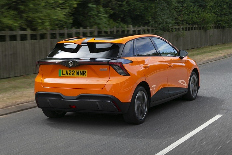 Chưa hết, MG4 2023 có thể dùng cả sạc nhanh DC và sạc chậm AC. Thời gian sạc pin của phiên bản Standard Range là 7,5 tiếng với sạc AC 7 kW và 39 phút với sạc DC 117 kW. Con số tương ứng của phiên bản Long Range là 9 tiếng với sạc AC 7 kW và 35 phút với sạc DC 135 kW.