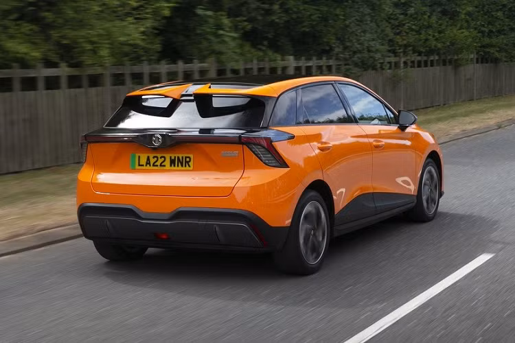 Chưa hết, MG4 2023 có thể dùng cả sạc nhanh DC và sạc chậm AC. Thời gian sạc pin của phiên bản Standard Range là 7,5 tiếng với sạc AC 7 kW và 39 phút với sạc DC 117 kW. Con số tương ứng của phiên bản Long Range là 9 tiếng với sạc AC 7 kW và 35 phút với sạc DC 135 kW.