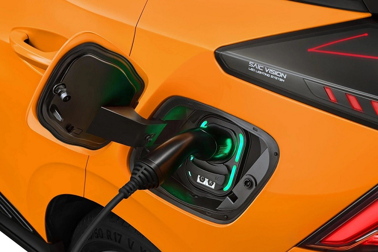 Bên cạnh đó là những trang bị an toàn đầy đủ với 6 túi khí, hệ thống kiểm soát hành trình thích ứng, camera 360 độ, hệ thống cảnh báo chuyển làn đường, hệ thống cảnh báo lệch làn đường, tự động đưa xe về giữa làn đường, cảnh báo va chạm phía trước, phanh tự động khẩn cấp, cảnh báo điểm mù, cảnh báo phương tiện cắt ngang khi lùi, cảnh báo áp suất lốp và kiểm soát phanh khi ôm cua.