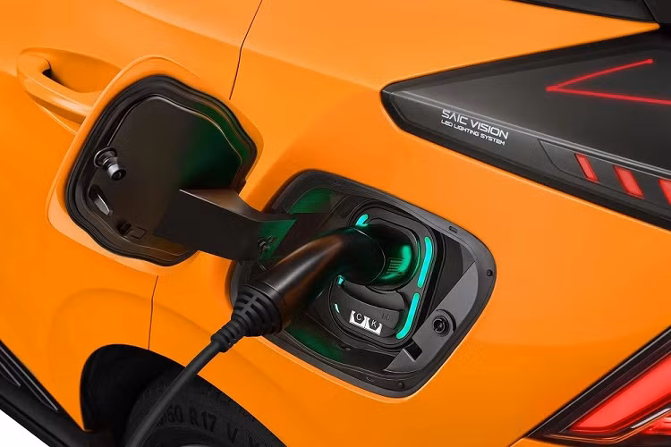 Bên cạnh đó là những trang bị an toàn đầy đủ với 6 túi khí, hệ thống kiểm soát hành trình thích ứng, camera 360 độ, hệ thống cảnh báo chuyển làn đường, hệ thống cảnh báo lệch làn đường, tự động đưa xe về giữa làn đường, cảnh báo va chạm phía trước, phanh tự động khẩn cấp, cảnh báo điểm mù, cảnh báo phương tiện cắt ngang khi lùi, cảnh báo áp suất lốp và kiểm soát phanh khi ôm cua.