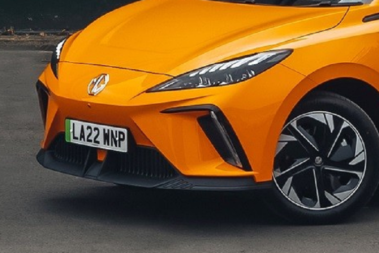 Xe có thể đạt vận tốc tối đa 161 km/h và chạy được 350 km (theo tiêu chuẩn WLTP) sau khi sạc đầy pin. Ở phiên bản Long Range, MG4 2023 dùng mô-tơ điện mạnh 203 mã lực, 250 Nm, cụm pin 64 kWh và hệ dẫn động cầu sau. Nhờ đó, xe có thể chạy được 452 km sau khi sạc đầy pin.