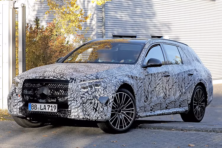 Mặc dù những chi tiết trên không xuất hiện trong các bức ảnh nhưng chúng ta có thể thấy thoáng qua ghế bọc da màu trắng khâu quả trám. Về động cơ, Mercedes-Benz E-Class 2024 sẽ được trang bị các tùy chọn khác nhau gồm máy xăng 4 xi-lanh, tăng áp, dung tích 2.0L, cho công suất tối đa 255 mã lực và mô-men xoắn cực đại 400 Nm.