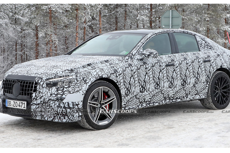 Phần đuôi xe cũng được ngụy trang kỹ càng nhưng vẫn có thể suy đoán ra các chi tiết thiết kế nâng cấp. Đèn hậu có vẻ như được nối với nhau bởi một dải đèn mảnh thay vì nẹp mạ crôm nổi bật như ở thế hệ hiện tại.