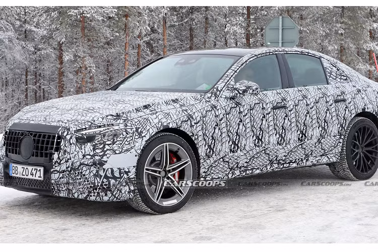 Phần đuôi xe cũng được ngụy trang kỹ càng nhưng vẫn có thể suy đoán ra các chi tiết thiết kế nâng cấp. Đèn hậu có vẻ như được nối với nhau bởi một dải đèn mảnh thay vì nẹp mạ crôm nổi bật như ở thế hệ hiện tại.