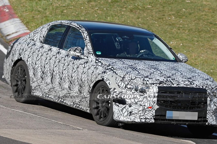 Xe cũng có thể dùng động cơ diesel 2.0L, cho công suất tối đa 261 mã lực và mô-men xoắn cực đại 550 Nm. Ngoài ra, Mercedes-Benz E-Class 2024 có thể cũng sở hữu phiên bản hybrid với công suất kết hợp khoảng 309 mã lực.