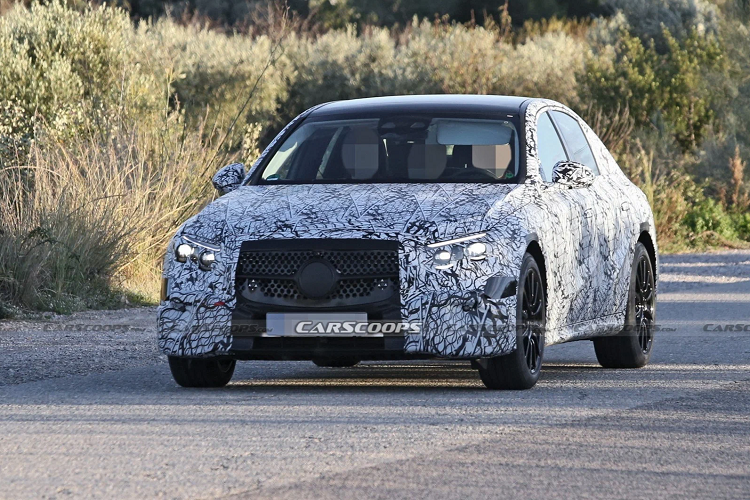 Mặc dù khu vực đầu xe vẫn được dán kín nhưng không khó để nhận ra lưới tản nhiệt dạng thanh đơn cỡ lớn hơn. Thêm vào đó là hốc hút gió rộng ở phía dưới, đèn pha mới và dải đèn LED định vị ban ngày được chia làm 2