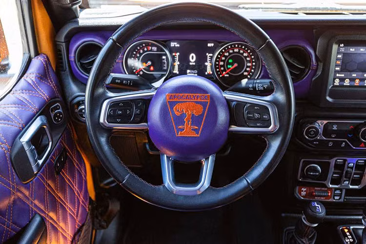 Tất nhiên, chiếc Hellfire này là một chiếc xe xứng đáng để chủ sở hữu sinh tồn sau “ngày tận thế”, và đi kèm với các tính năng đắt giá như lưới tản nhiệt phía trước đặt làm riêng hoàn chỉnh với hai móc kéo lớn màu đỏ.