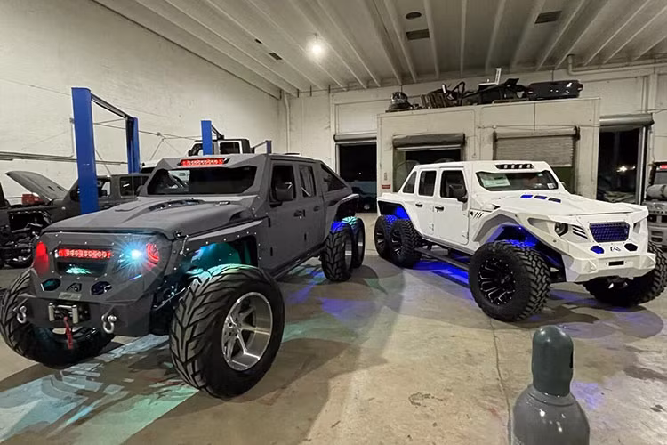 Kể từ khi Mercedes-Benz chiều lòng một số đại gia Trung Đông với mẫu G63 6x6, các nhà chế tạo xe độ dường như không thể đáp ứng kịp nhu cầu về dạng xe 6 bánh điên rồ này. Một trong những nhà sản xuất xe 6x6 nổi tiếng nhất là Apocalypse 6x6 siêu hầm hố, công ty tạo nên danh tiếng cho mình nhờ việc chuyển đổi những chiếc Jeep Gladiator.