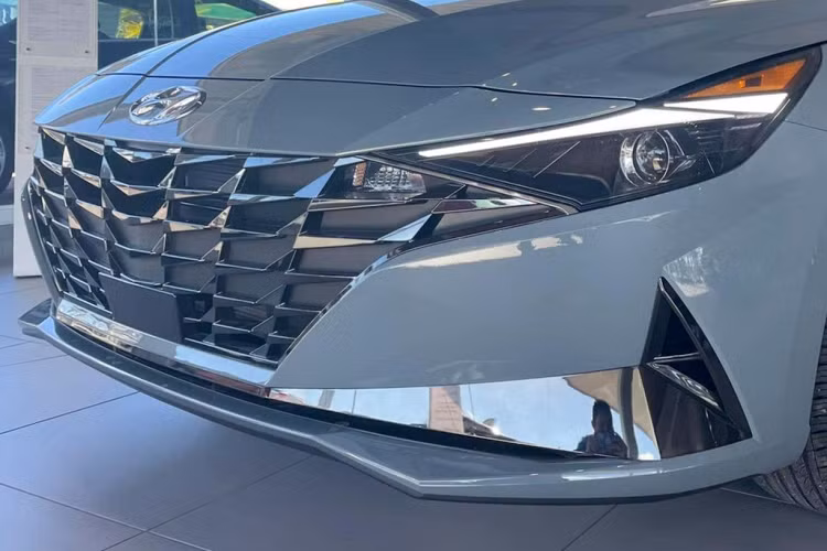 Mẫu xe sedan Hyundai Elantra 2023 thế hệ mới sở hữu thiết kế đẹp mắt mang kiểu dáng coupe với việc sử dụng ngôn ngữ thiết kế “Sensuous Sportiness” tạm dịch là Thể thao gợi cảm mới của Hyundai.