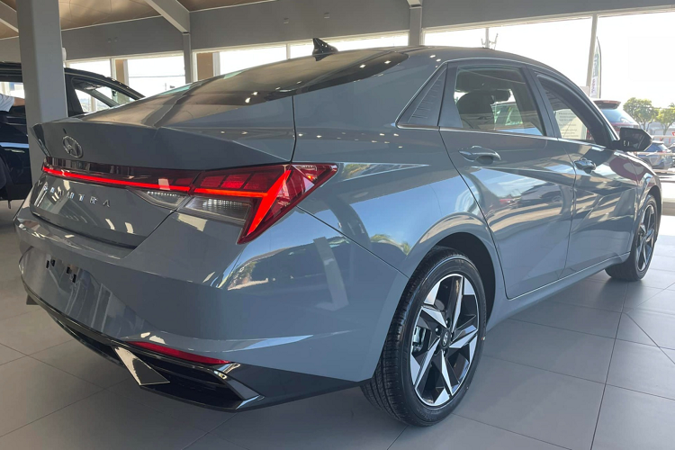 Về nội thất Hyundai Elantra 2023 thế hệ mới gây ấn tượng với cụm đồng hồ tốc độ sử dụng màn hình điện tử 10,25-inch và màn hình giải trí 10,25 inch kết nối Android Auto và Apple CarPlay.