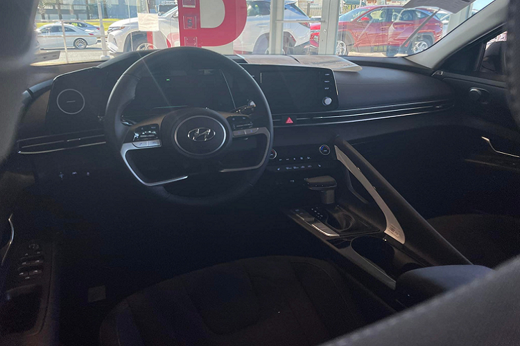 Vô lăng thiết kế mới như vô lăng của Tucson 2022, trang bị nhiều “đồ chơi” như hệ thống đèn viền trang trí nội thất 64 màu, sạc điện thoại không dây, hệ thống âm thanh 8 loa của Bose, chìa khóa thông minh có đề nổ từ xa và hơn nữa. 