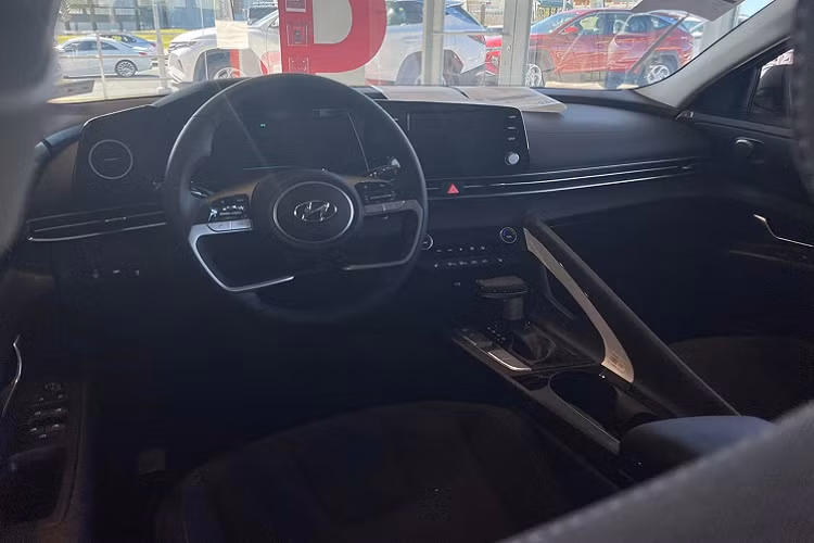 Vô lăng thiết kế mới như vô lăng của Tucson 2022, trang bị nhiều “đồ chơi” như hệ thống đèn viền trang trí nội thất 64 màu, sạc điện thoại không dây, hệ thống âm thanh 8 loa của Bose, chìa khóa thông minh có đề nổ từ xa và hơn nữa. 